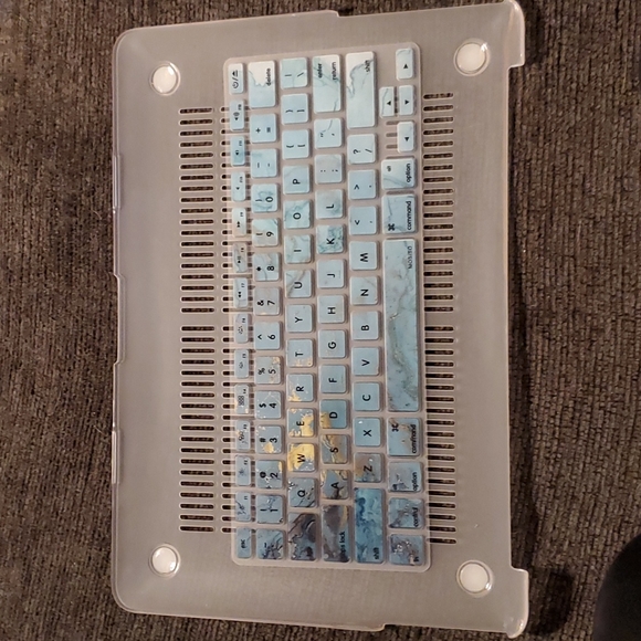 MacBook Case with Accessories - Picture 5 of 5